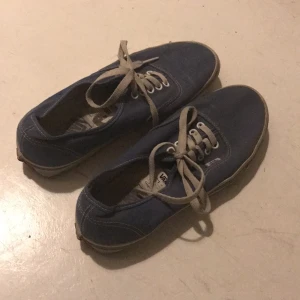  - Vans 
Men size 8.5
Woman size 10

Använda ett par gånger