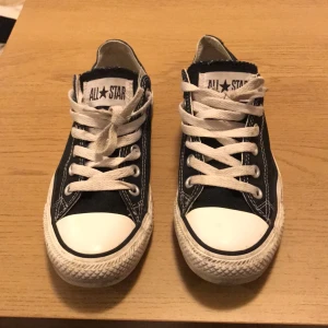  - Äkta sneakers från Converse.