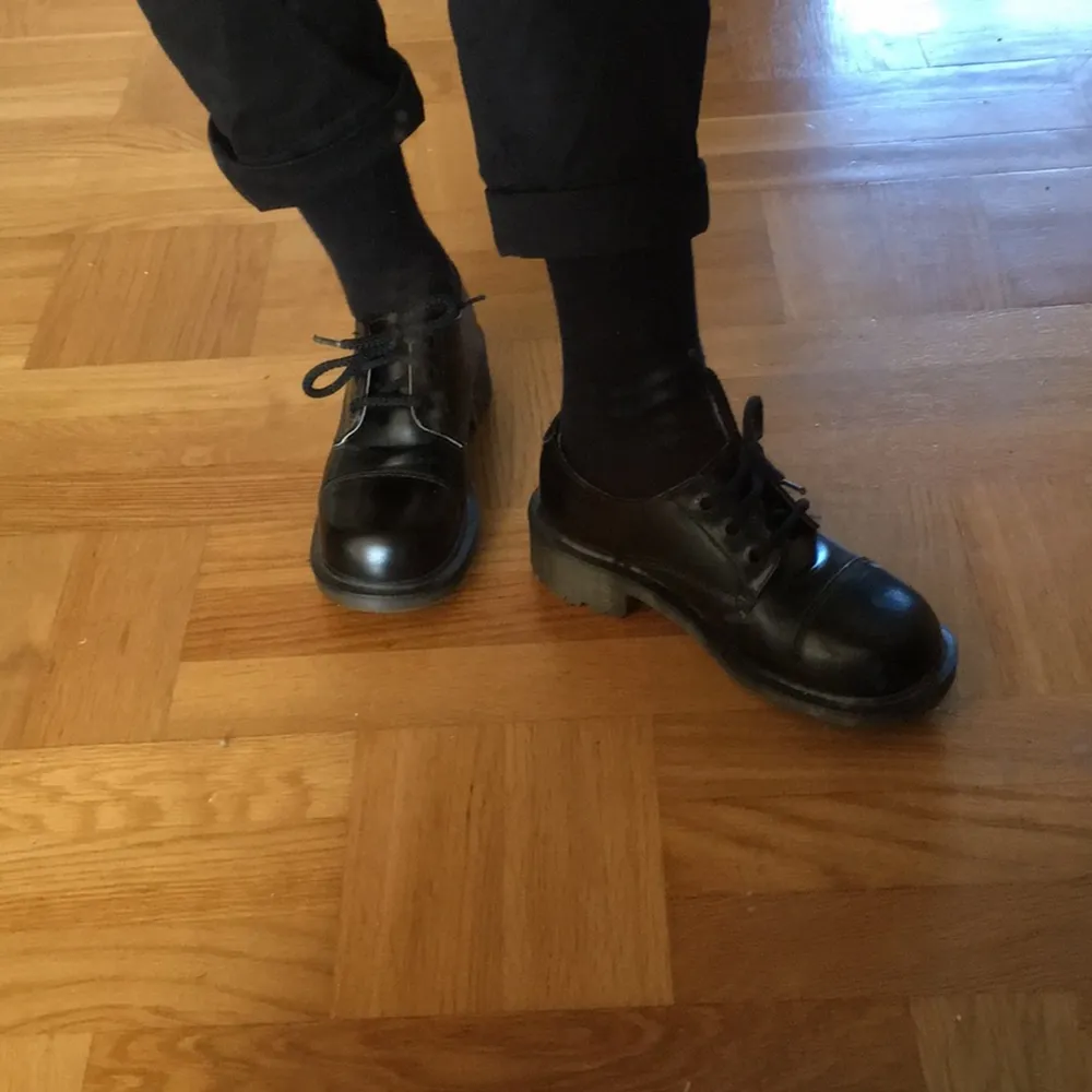 Ett par svarta Dr Martens-skor i nyskick. Svart läder. Storlek 3 (UK). . Skor.