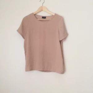  - Gammelrosa, luftig, silkig top från vila.