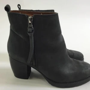  - Gråa stövletter / boots från Nilson Shoes i skinn. Storlek 38. Nypris 1299kr