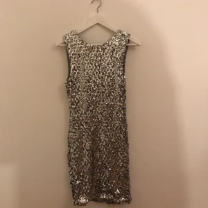  - Fin silver paljett klänning med V-ringad rygg :-) fint skick, sitter tajt!