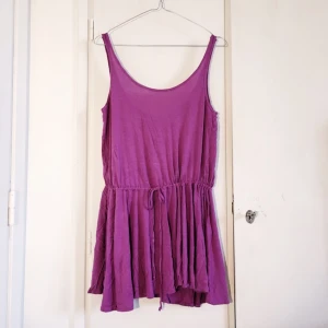  - Lila sommarklänning fr American Apparel. Använd någon enstaka gång. Låg i ryggen. Snöre att dra åt i midjan. 
