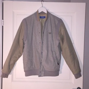  - Knappast använd Adidas jacka sjukt skön.