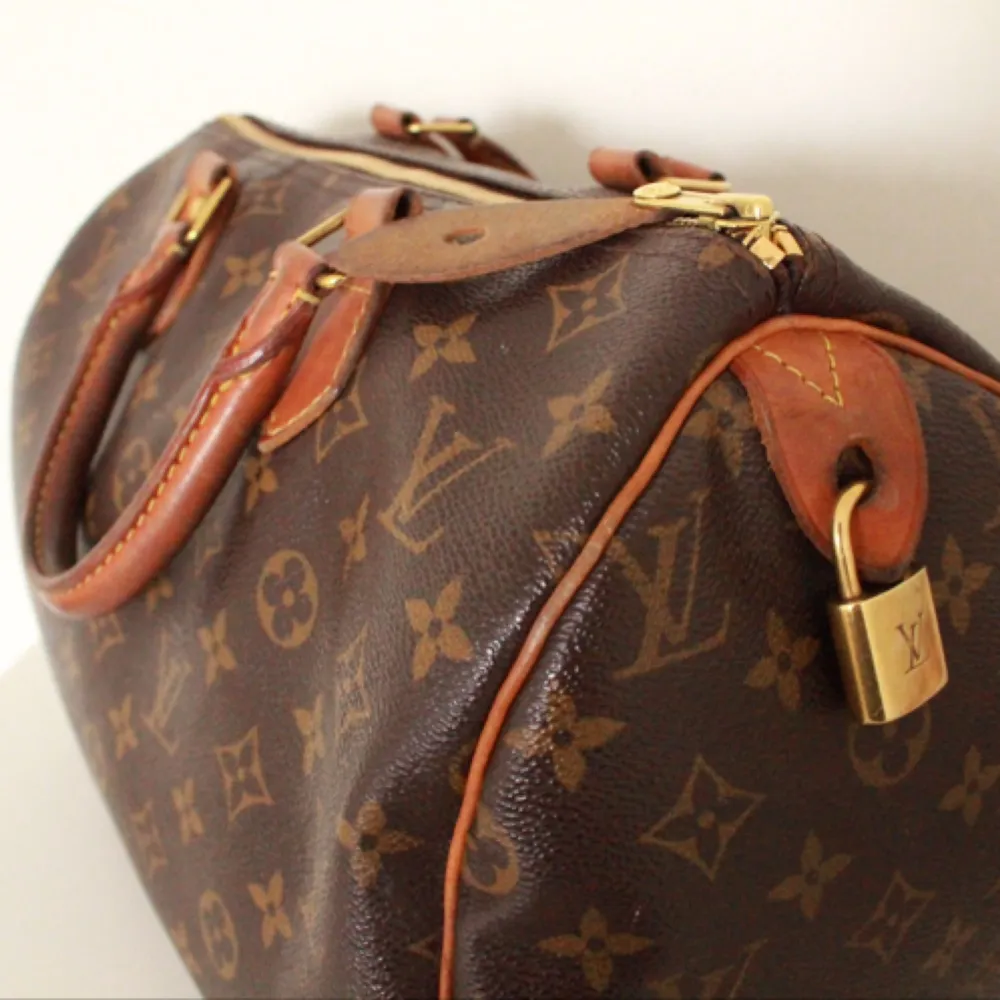 Äkta Louis Vuitton väska i modellen Speedy 30
Väskan är i väldigt bra skick men är köpt i andra hand, därav inget kvitto.. Hör gärna av dig för mer info eller fler bilder!! . Väskor.