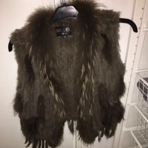  - Hollies päls väst