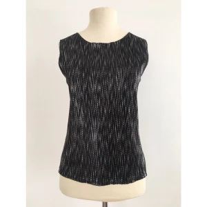  - Plisserat linne i svart och silver.

Märke: Kappahl
Storlek: 38/40
Skick: Mycket gott. Använd endast en gång.

Pris: 50 kronor

Frakt: Betalas av köparen.