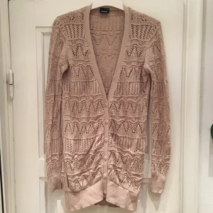  - Beige kofta i längre modell från Cubus, storlek XS (funkar bra som S också). Fint skick!