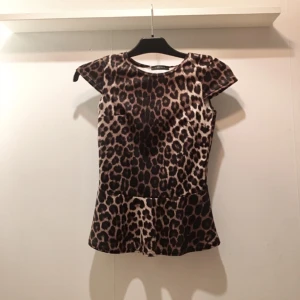  - Peplum topp med leopardmönster. Från Melrose & co, aldrig använd!