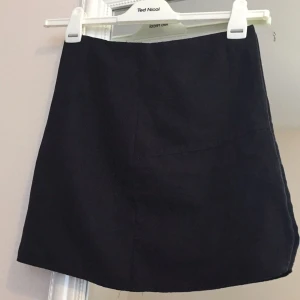  - Tunt mockaliknande tyg som sitter bekvämt. Som ny!