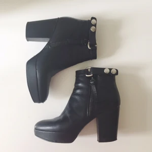  - Svarta Acne track. Sparsamt använda. Fint skick! Sköna att gå i. Nypris 3800kr 