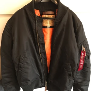  - Ny Alpha Industries MA-59 Bomberjacka, köpt för ca: 2 månader sedan för 1799kr. Kan hämtas i Uppsala eller Södermalm Stockholm annars står kunden för frakten.