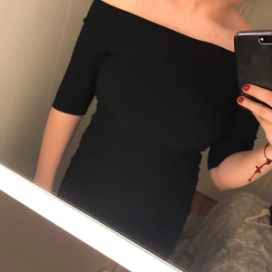  - Snygg festtopp från River Island i Strl 10 vilket jag tycker motsvarar på denna tröja M/38. Kan passa en small/36 också. Stretchig i tyget men den sitter åt. 