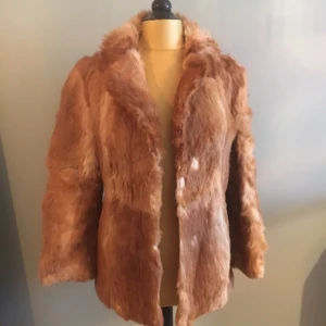  - 
Jätte fin pälsjacka i kanin, hakar fram för att knäppa den. Sömnen har släppt ca 2 cm i ärmen på baksidan, men det är lättlagat, se detaljbild. 
Jätte varm och fint skick 

Finns i Solna, men kan mötas upp i centrala Sthlm. Även skickas om köparen vill stå för frakten
 
