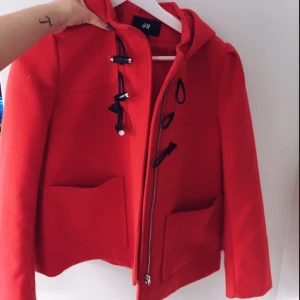  - Helt ny jacka från H&M i röd färg.
Nypris 799kr
Mitt pris 300kr
