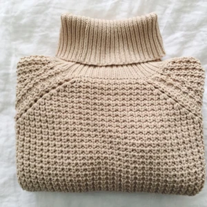  - Oversize polotröja från Hope. Passar stl 34-40 beroende på passform. Fint skick. Nypris ca 2000kr. 