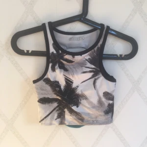  - Jättesnygg sport-bh från SOC. Knappt använd.  Frakt tillkommer.