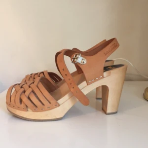  - Swedish Hasbeens Braided Skyhigh träskor, använda två ggr vilket innebär superfint skick! Nypris 1795 kr, färg: nature