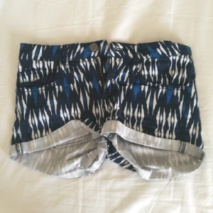  - Snygga sommarshorts från H&M, ganska stor i storleken så skulle säga att de är S. Kan mötas upp i centrala Stockholm eller posta (köparen betalar frakten).