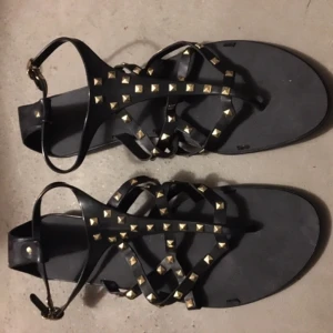  - Sandaler i gummi från Zara.