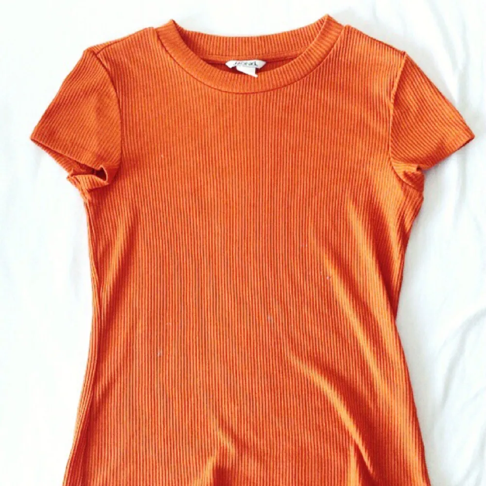 Pumpa färgad tröja från Monki, nästan aldrig använd✨✨ Köpare står för frakt :). T-shirts.