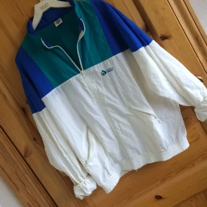  - Vintage jacka! Fint skick! I jackan står det att stl är L men passar även mig som har small, skulle säga att den passar xs också beroende på hur man vill att den ska sitta! Super snygg!  Skriv vid frågor och kan skicka fler bilder!