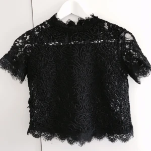  - Populär broderad spetstopp från Zara i storlek S