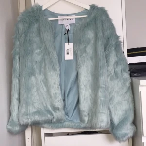  - Helt oanvänd pälsjacka från Nelly storlek XS 
