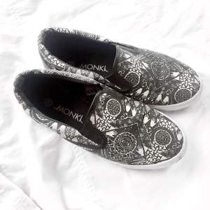 Slip-on skor från Monki i st 36, sparsamt använda. 