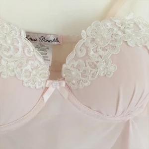  - Ljusrosa nattlinne med vita detaljer av spets och pärlor. Knappt använd. Köpt på Macys i USA