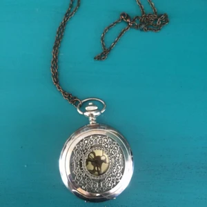  - Ännu en snygging! klocka i ett halsband, även denna (tyvärr) har inget batteri, men skjut snygg att ha ändå! ✨💃🏻