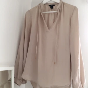  - Skön "luftig" blus från hm