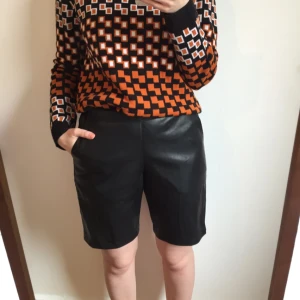  - Shorts med fickor fram. Skinnimitation. Aldrig använda. Normala i storleken. 