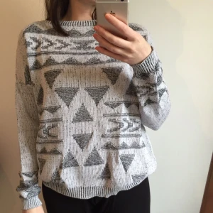  - Knappt använd oversized tröj. Baksidan är inte mönsterstickad.