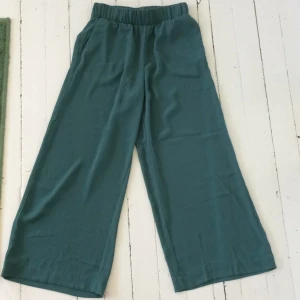  - Gröna, vida högmidjade byxor från Monki. Sköna och superfina!! Märkta xxs men passar också xs. Köparen står för frakt🌸