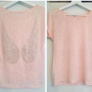  - En ljusrosa topp med nitar i ryggen i form av vingar. 50:- utan frakt eller möte i centrala Göteborg🌸
