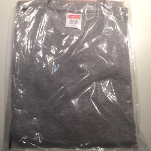  - Mike Hill x Supreme Regretter Tee från S/S 17 kollektionen. Fortfarande i original förpackningen. Lägg gärna bud!