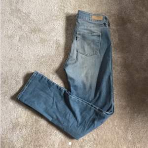 Jättesnygga raka Levis mid raise jeans i nyskick (använda ca 5 ggn)
