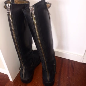  - Stövlar från Johnny Bulls. Använda två vintersäsonger. Det finns inga synliga skavanker på stövlarnas insida. Det enda att anmärka på är det beigea innerfodret, som blev missfärgat av jeans redan första dagen. Har även ett ställe på ena stöveln där dragkedjan går trögare, men det är inte ett stort problem. 