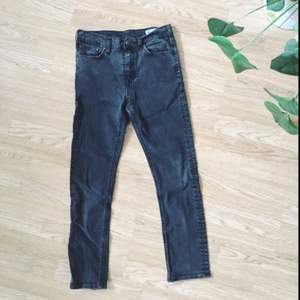 Crocker varumärke skinny jeans i storlek 29. Färgen är mörkgrå. 