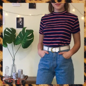  - Snygg mörkblå-, vit- och rödrandig t-shirt. Ribbat tyg, lite längre ärmar (som såklart går att vika upp om man vill), och kort polokrage. Inte mycket använd, typ i nyskick :)