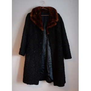  - Lång pälskappa köpt på Beyond Retro för 500. Fint skick, oklart vilken storlek men gissar M. Väger drygt 2 kg. Möts upp i Sthlm eller plus frakt. 