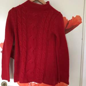 Röd stickad sweater inköpt på Gina Tricot. Köpare står för frakten och köpt är köpt