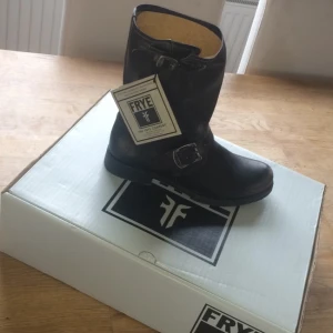  - Helt oanvända boots som är inköpta för 2,495 kr  Billigare vid snabb affär.. kan tänka mig att mötas upp