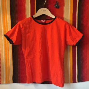  - Orange t-shirt med mörkblå muddar, retro style 💥 Märke FOLK. Frakt inräknat i pris 😘