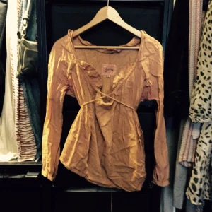 - Passar L, blusen är lite sönder på bakre delen , går att laga 