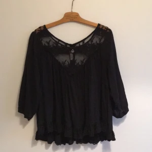  - Jättesnygg och välgjord blus med spetsdetaljer från Ajlajk. Ryggen är helt magisk med spets och broderier. 
Köparen står för frakten.