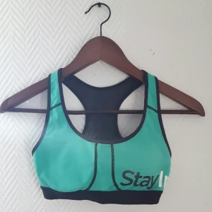  - träningstopp med inlägg (tunna kuddar) vid brösten för extra stöd. säljer pga för liten för mig, min lillasyster har använt den ett par ggr. Snygga mesh-detaljer samt "hål" i ryggen, sportigt och najs. Texten har börjat skavas lite i kanten.