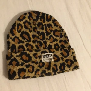  - En helt oanvänd "Sweet" mössa.
Säljer pga att jag inte använt den & leverantören skickade fel färg (och jag har därefter helt glömt bort den och inte lagt ner tid på att skicka tillbaka den..) 
Alltså inga skador eller något liknande!
Möts upp i Stockholm vid intresse!