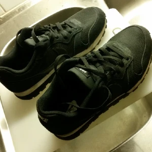  - Helt nya nike skor som tyvärr måste säljas pga av att de är för små för mig. Använda hemma och är endast provade!